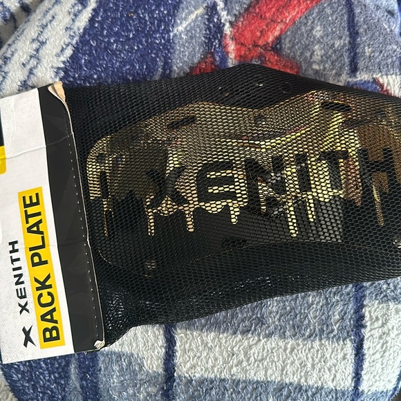 Gold detailing drip. - Picture 1 of 3